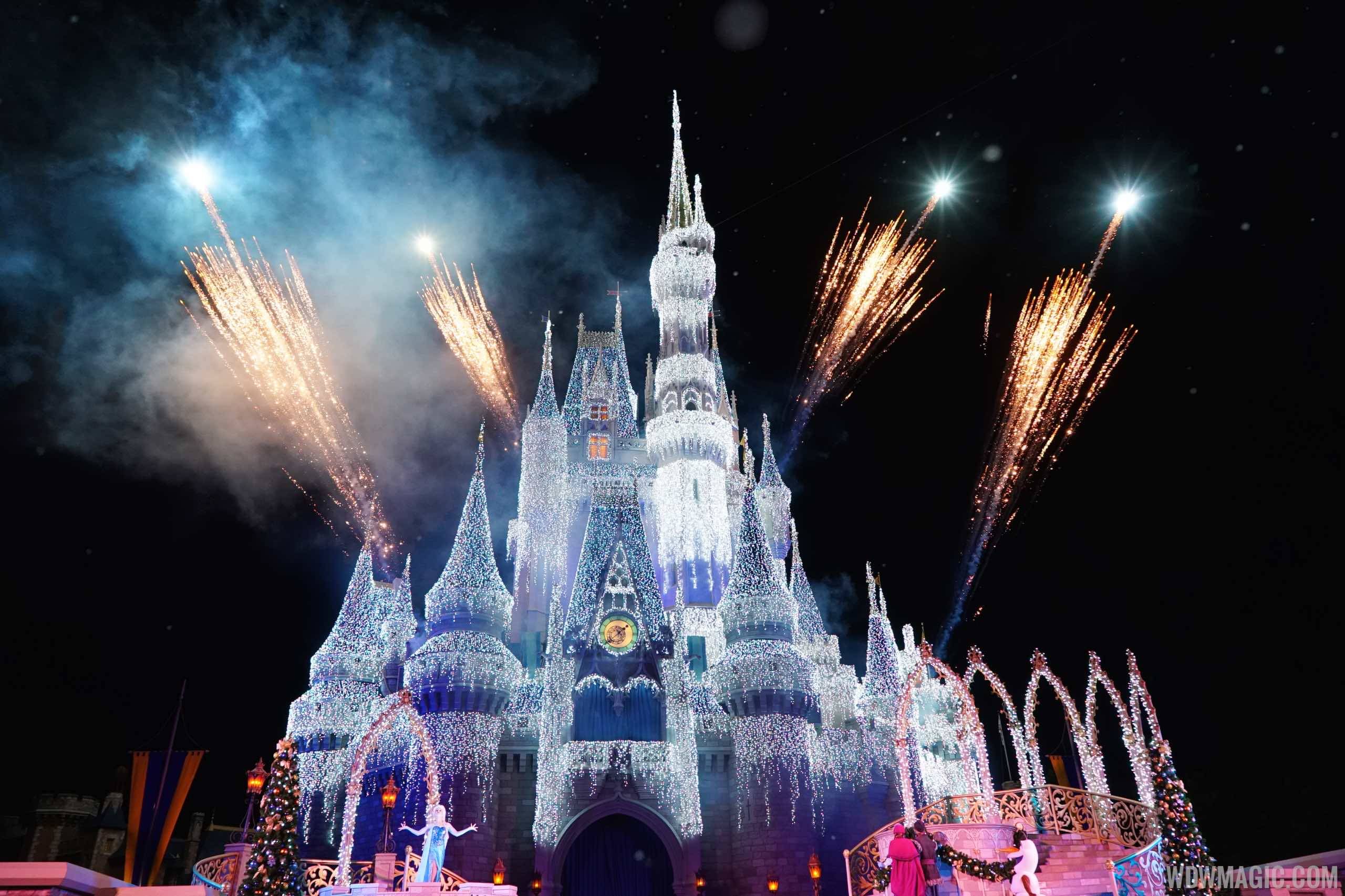 PHOTOS - 'A Frozen Holiday Wish' castle lighting show at the Magic Kingdom