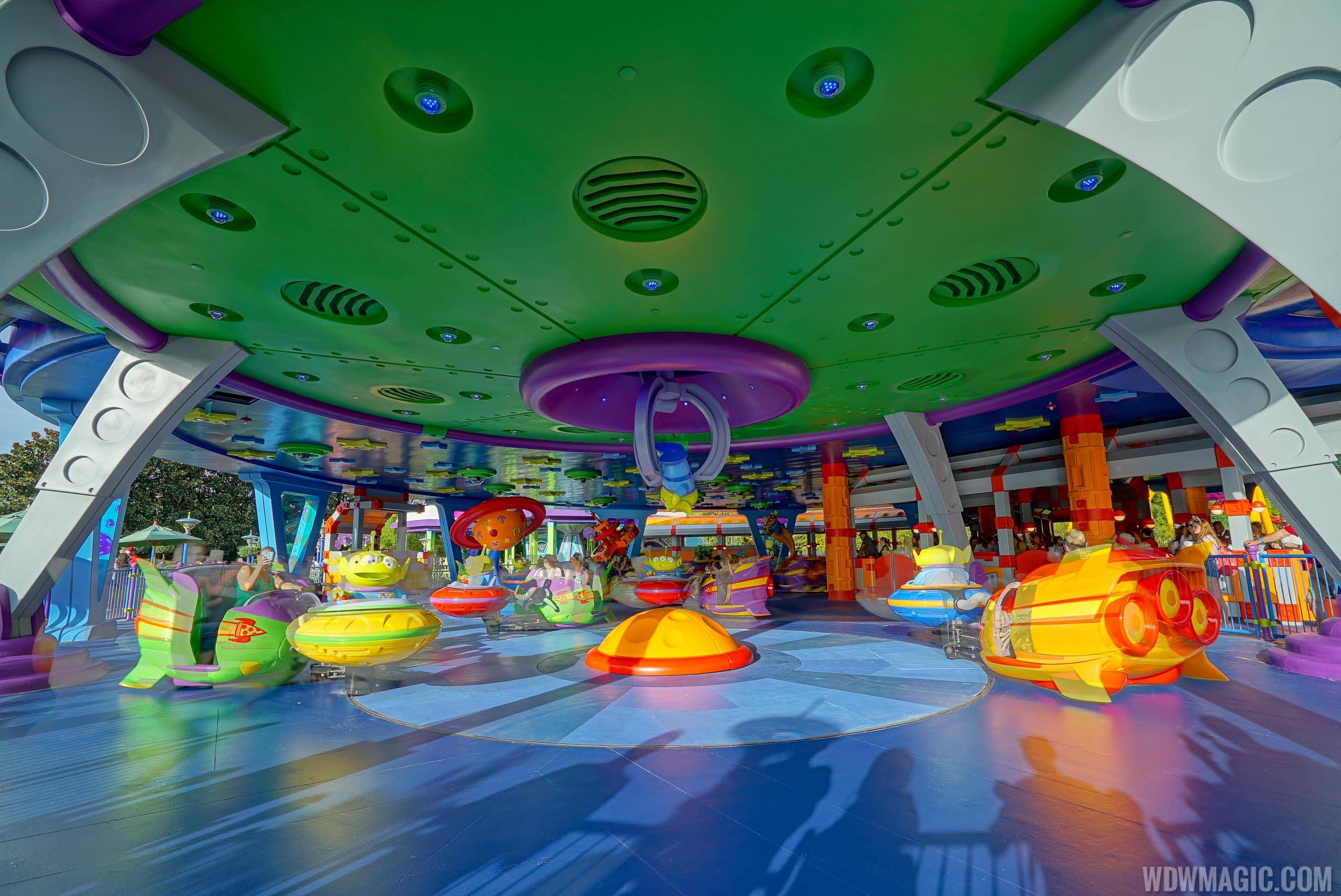 Alien Swirling Saucers ride