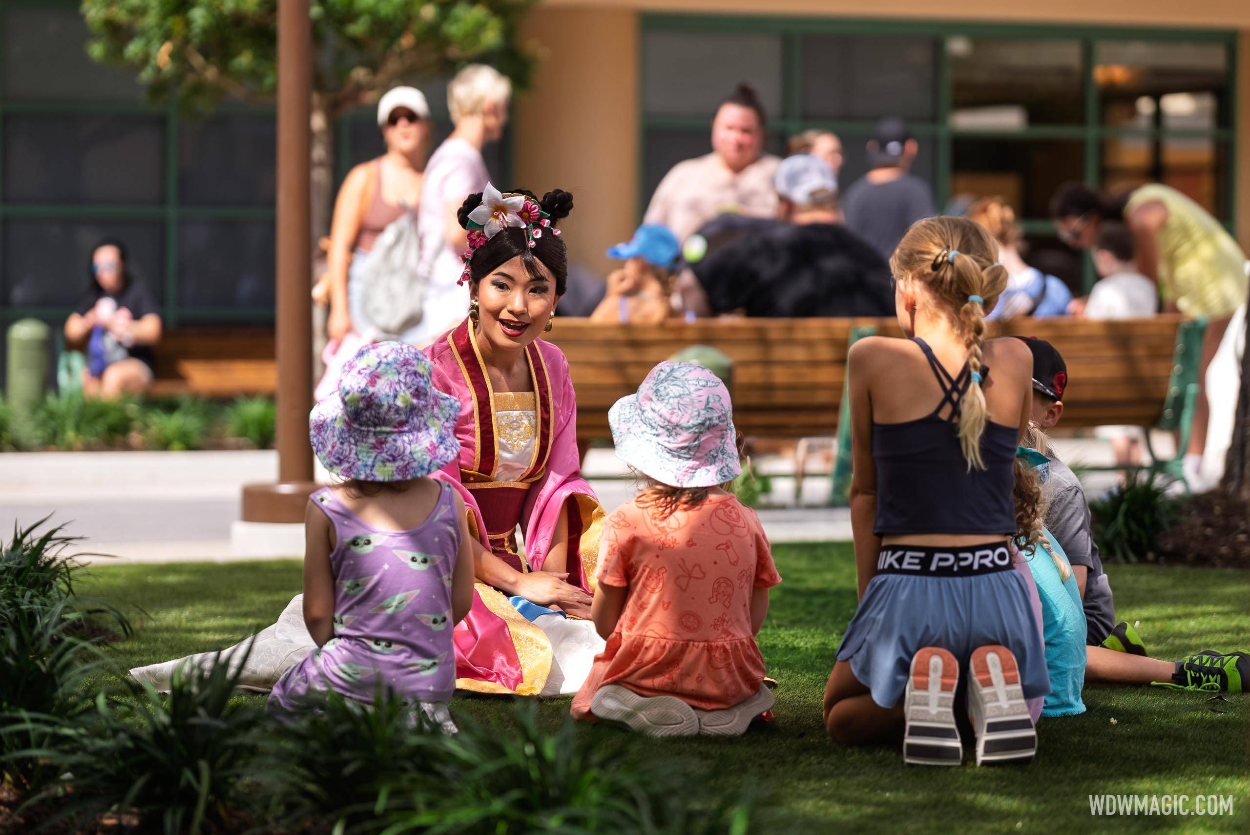 Free-Roaming Characters in the Walt Disney Studios Courtyard