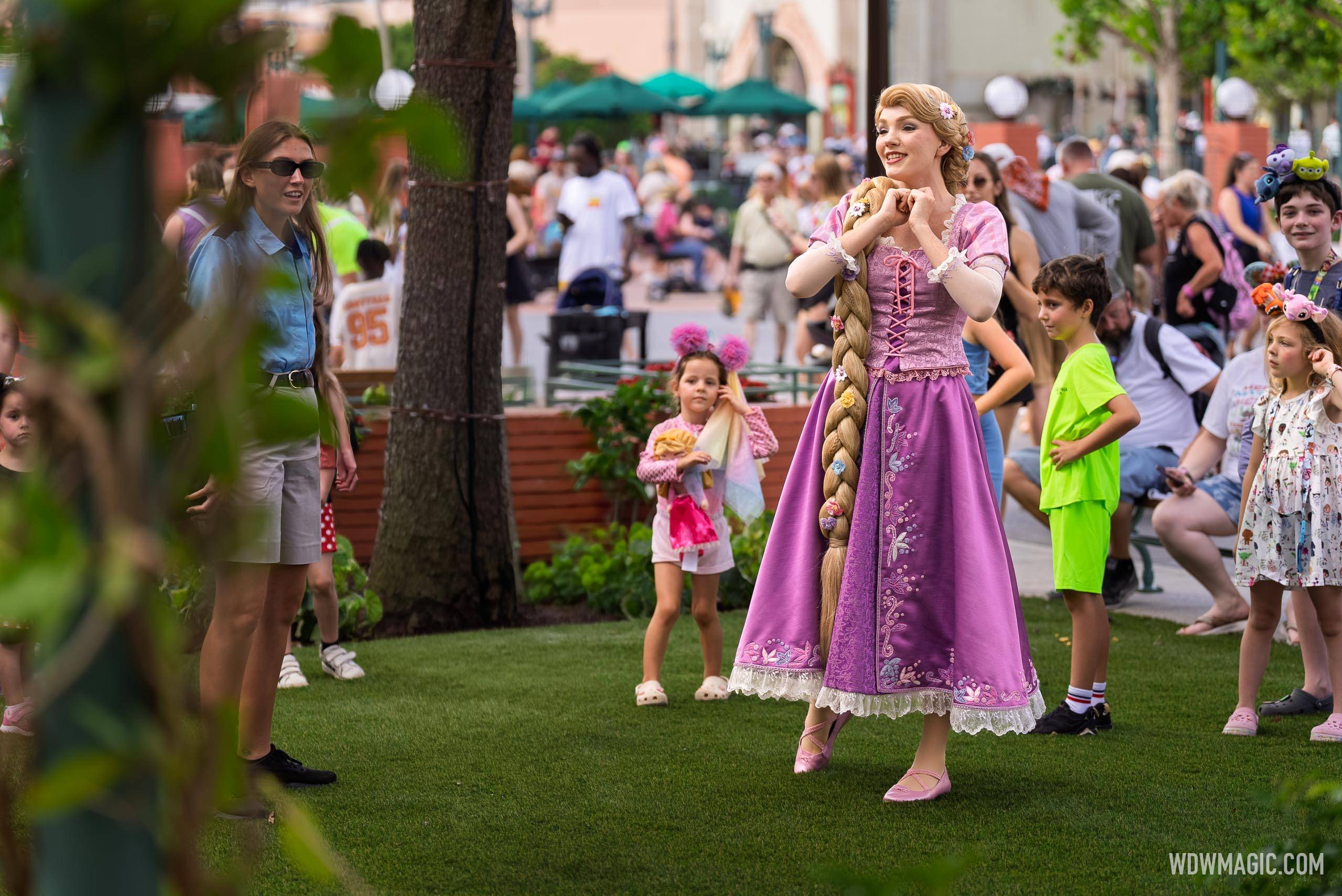 Free-Roaming Characters in the Walt Disney Studios Courtyard