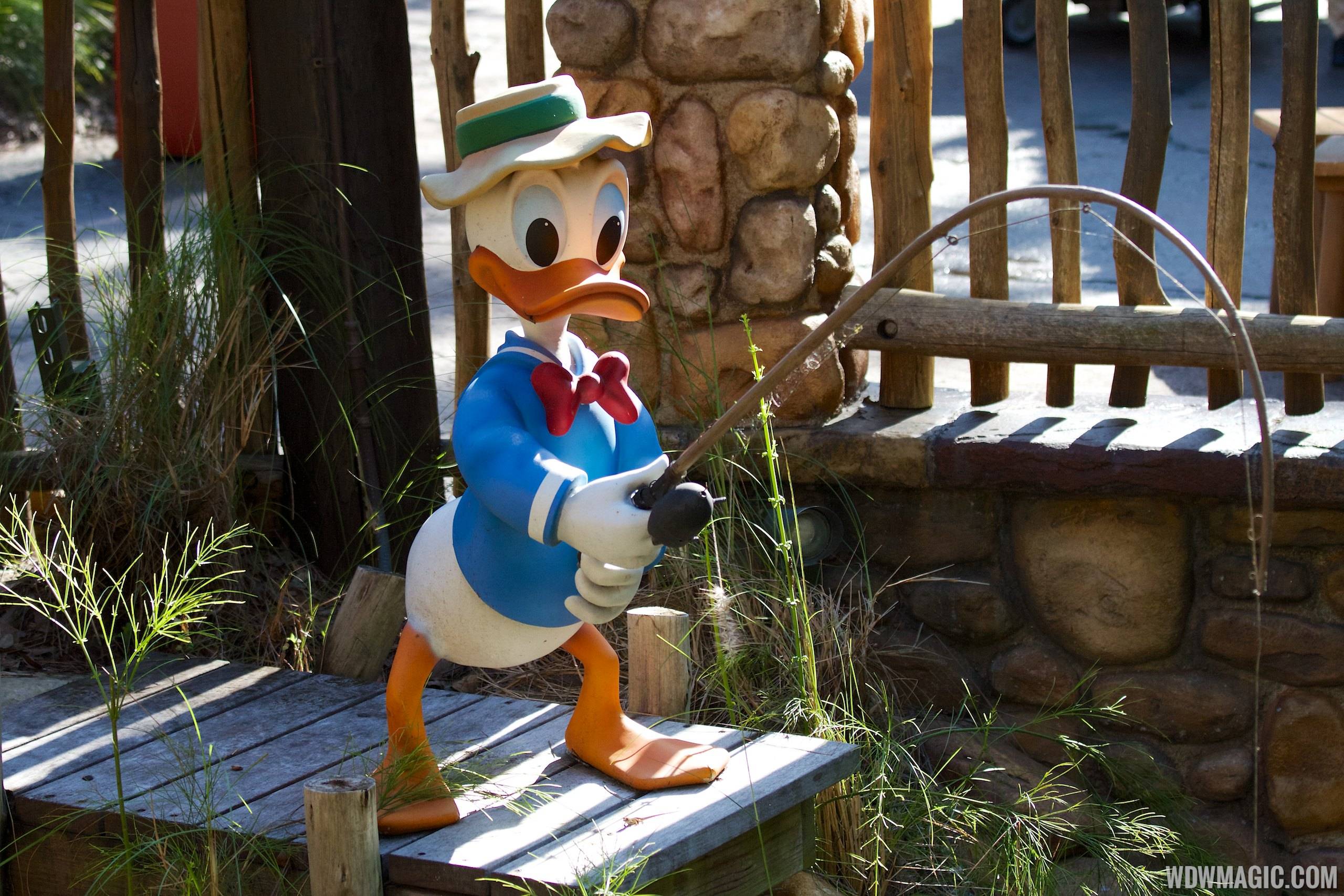 Camp Minnie-Mickey Donald Duck statue