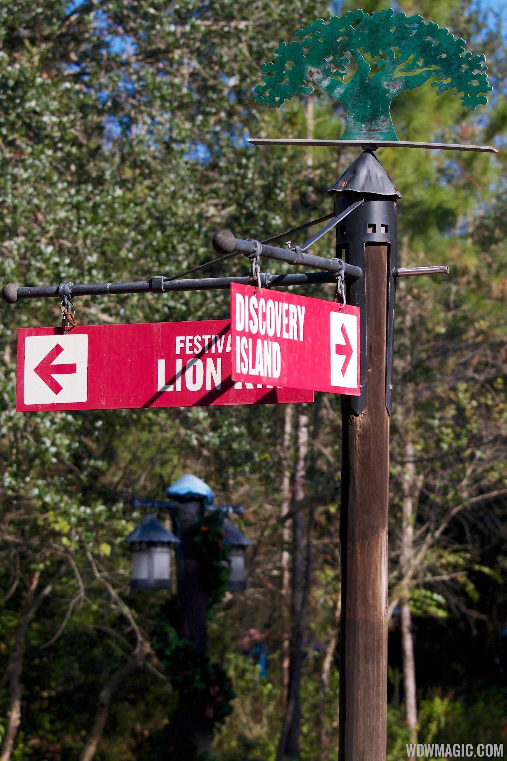 Camp Minnie-Mickey - Directional signage