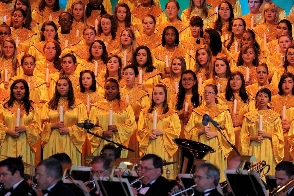 Photos - Candlelight Processional with guest narrator John O'Hurley