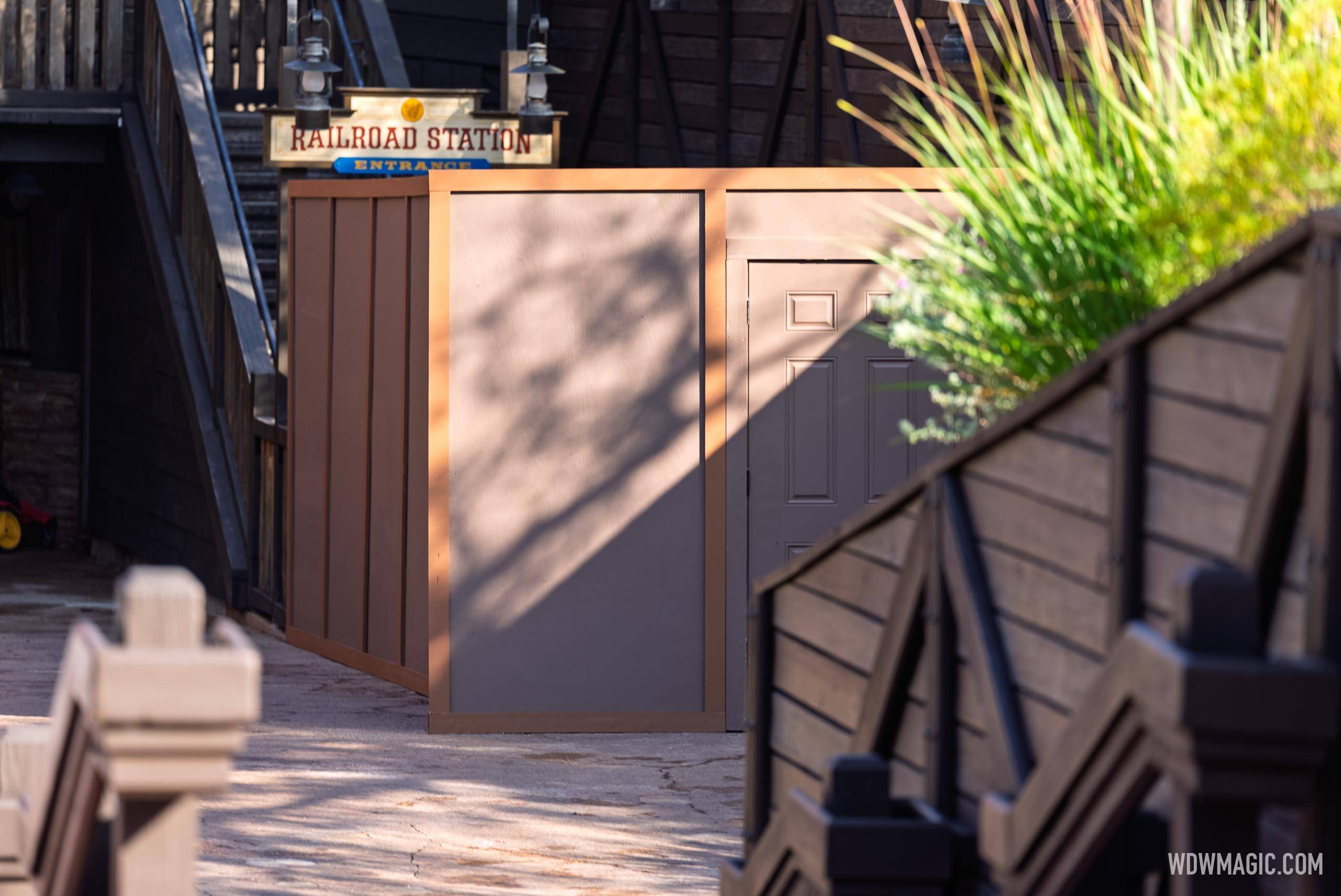 Frontierland Railroad Station closed