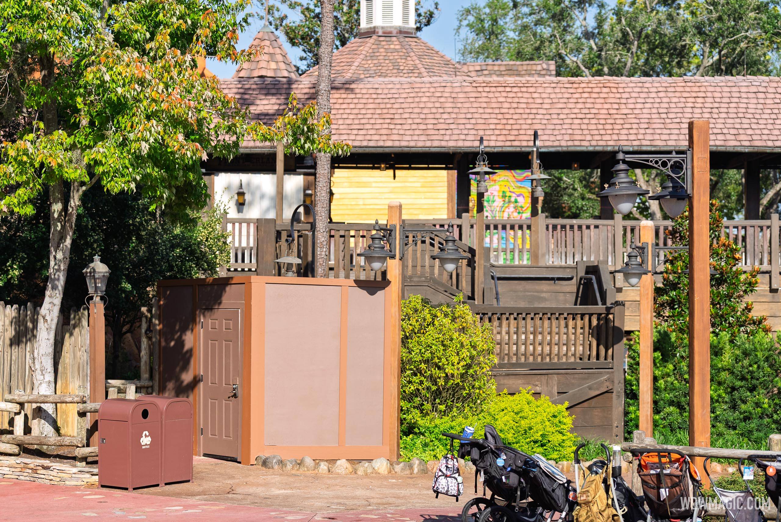 Frontierland Railroad Station closed