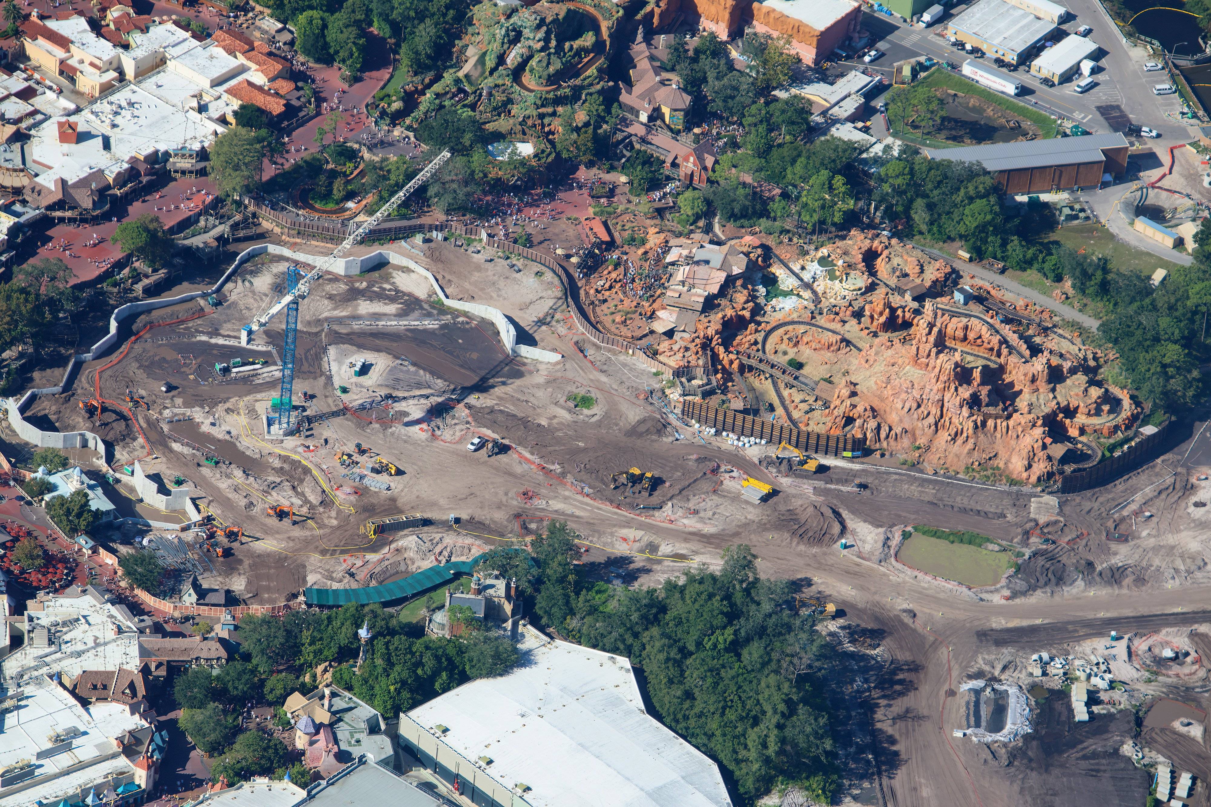 Wide aerial view of Piston Peak earthwork, retaining walls, and the central tower crane