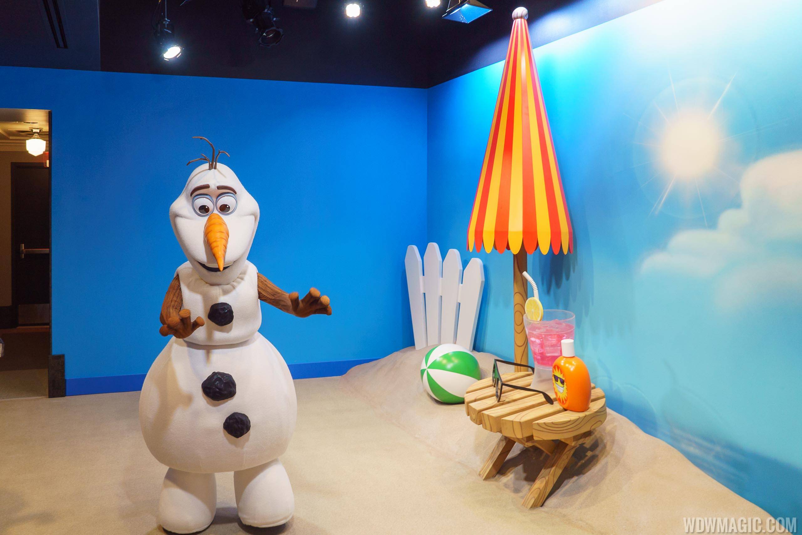 PHOTOS - Meet Olaf in the new Celebrity Spotlight at Disney's Hollywood Studios