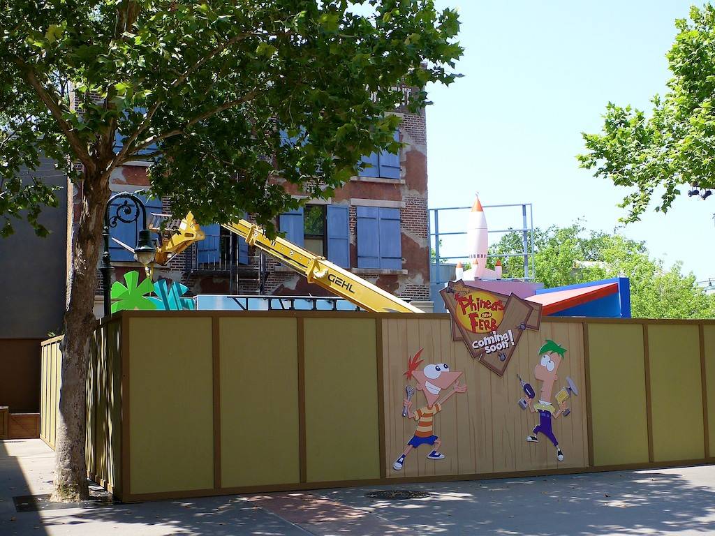 PHOTOS - Phineas and Ferb meet and greet construction update