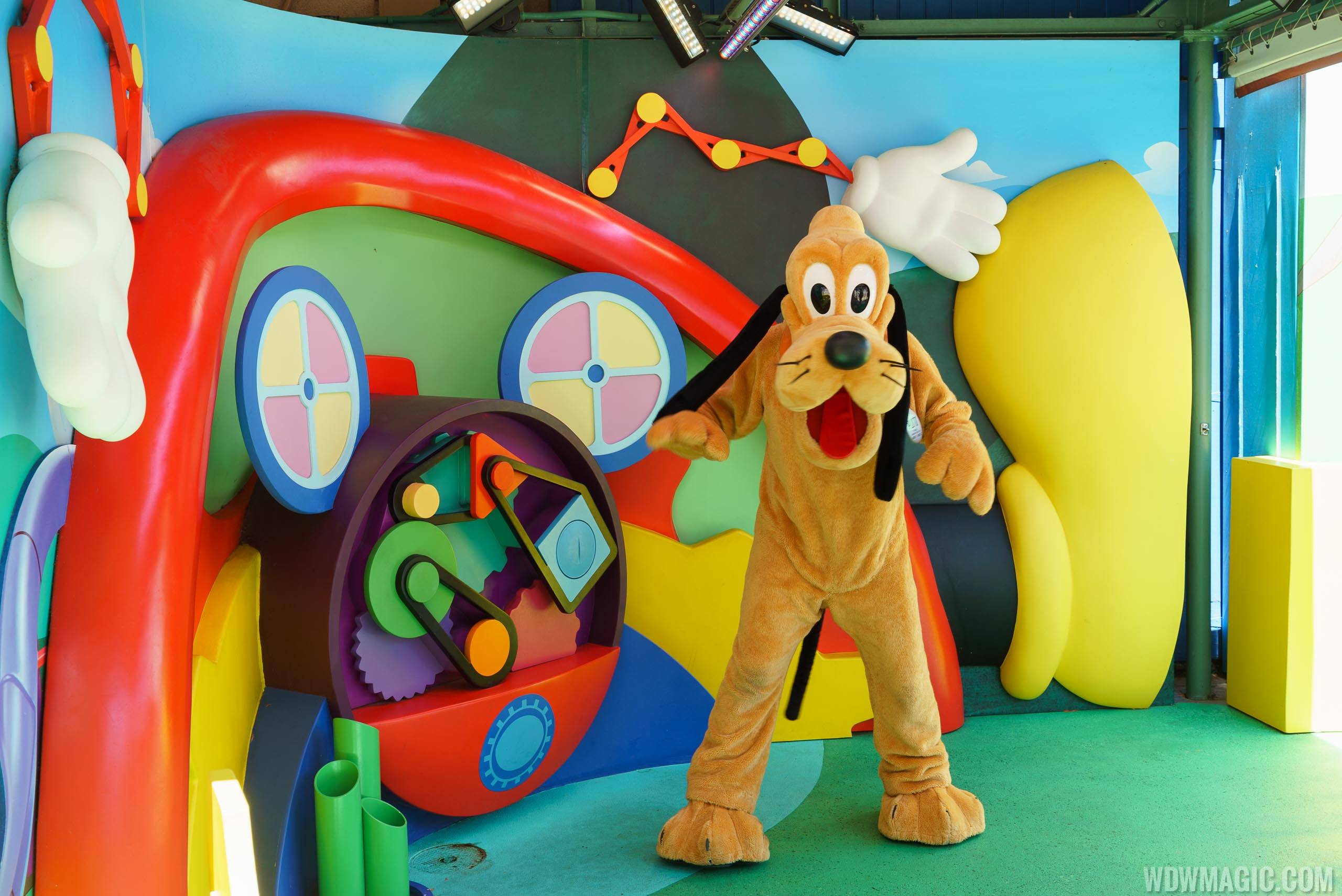 PHOTOS - Pluto now appearing at the Disney Junior meet and greet in Disney's Hollywood Studios