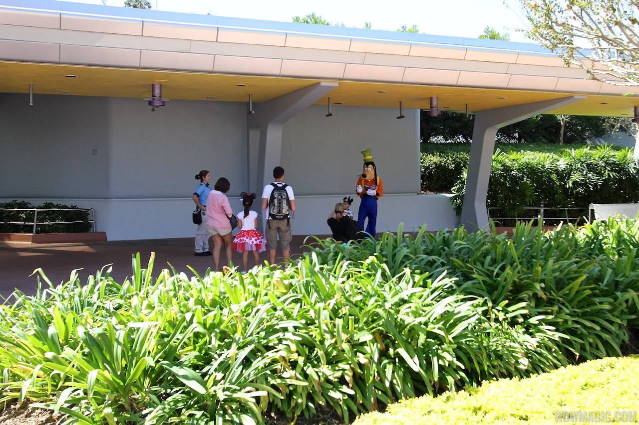 Temporary Character Spot location - Goofy at front of park