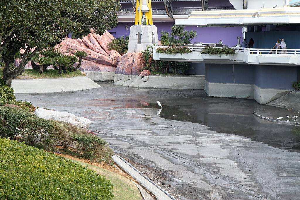 Cinderella Castle moat (and beyond) draining photo update