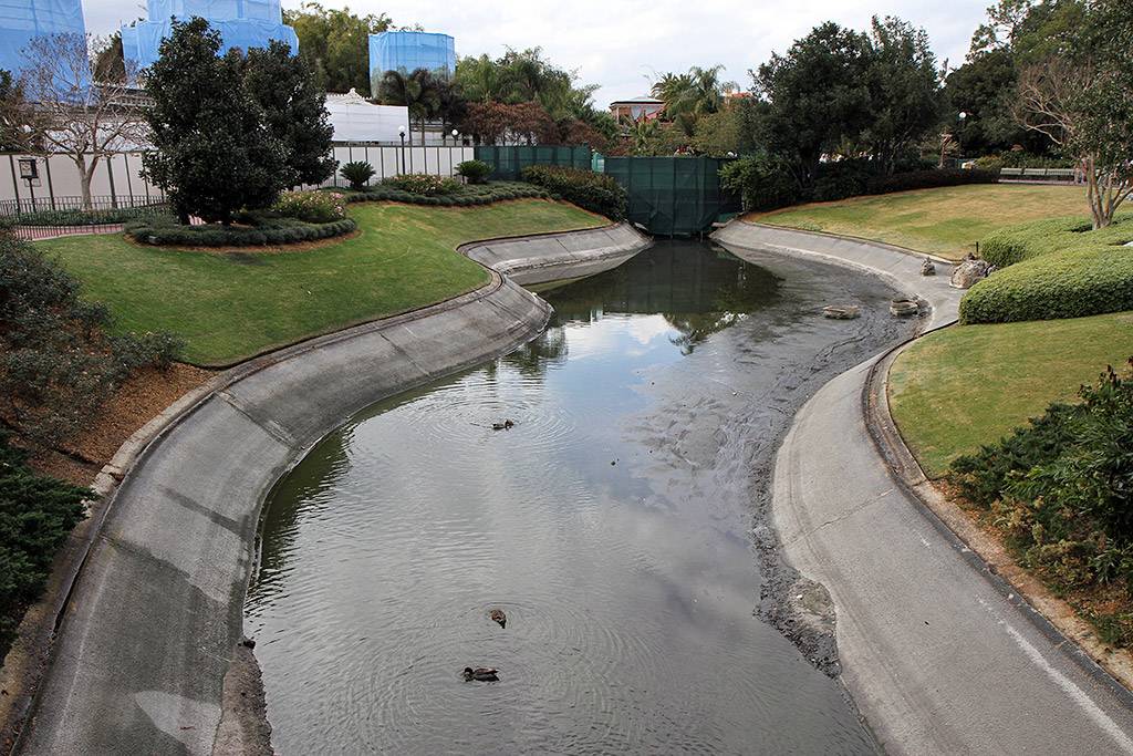 Cinderella Castle moat (and beyond) draining photo update