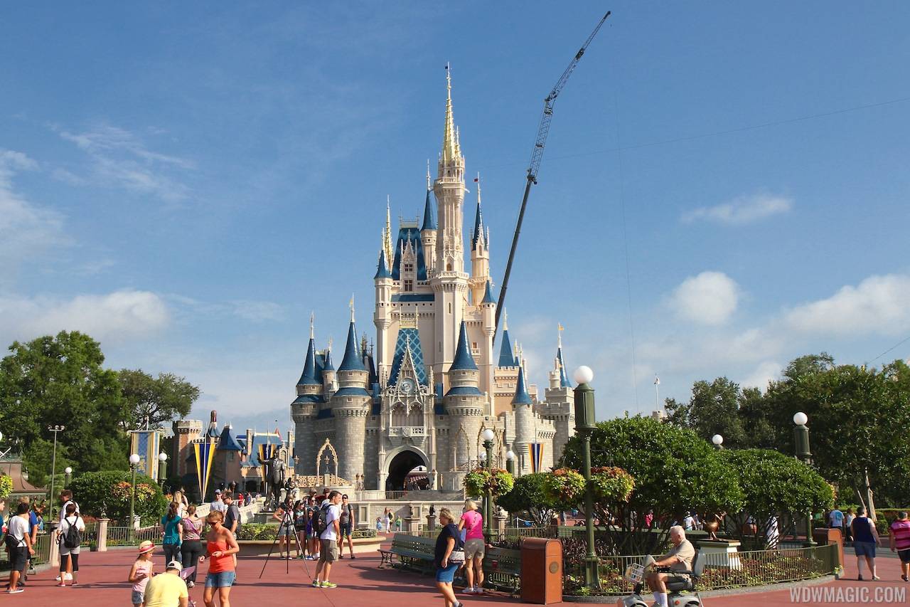 PHOTOS - Cinderella Castle Dreamlight installation in the Magic Kingdom