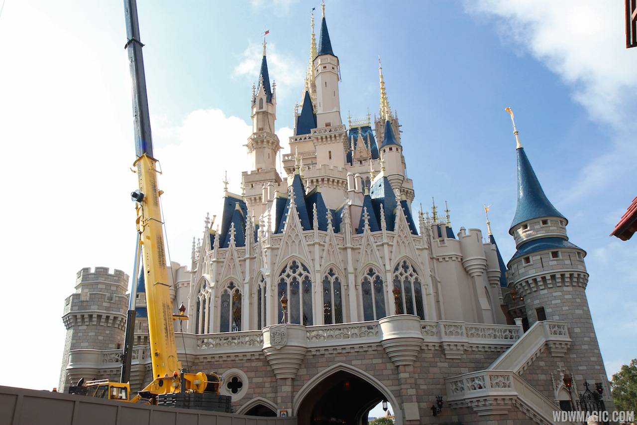 PHOTOS - Cinderella Castle Dreamlight installation in the Magic Kingdom