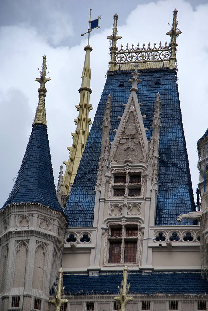 Photos of the crane onsite at Cinderella Castle for the dream light installation