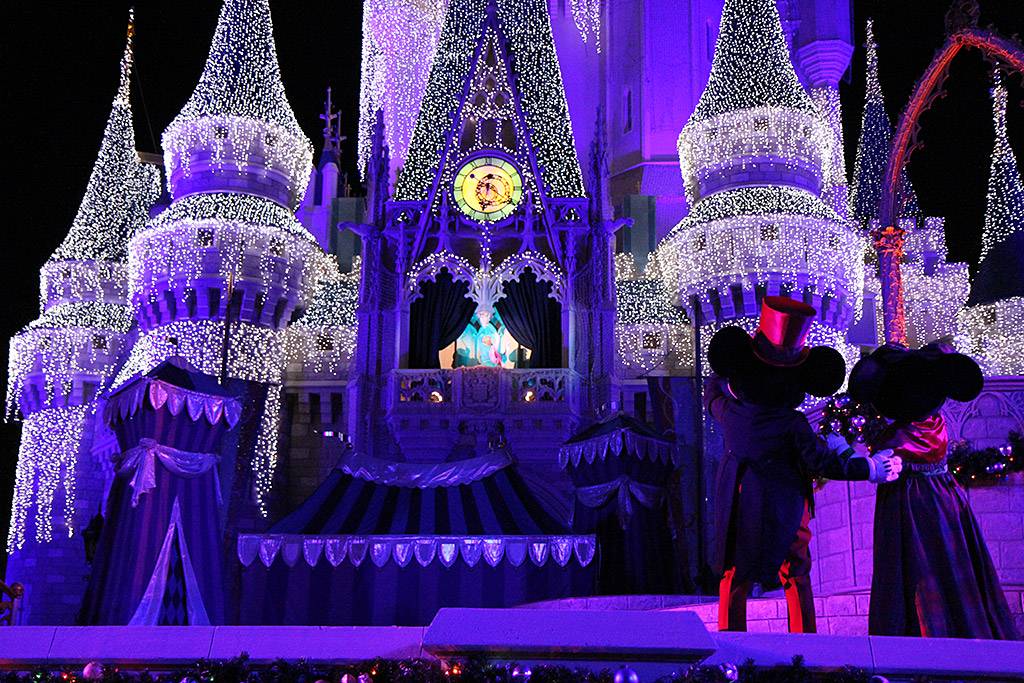 Cinderella's Holiday Wish featuring the Castle Dreamlights starts tonight