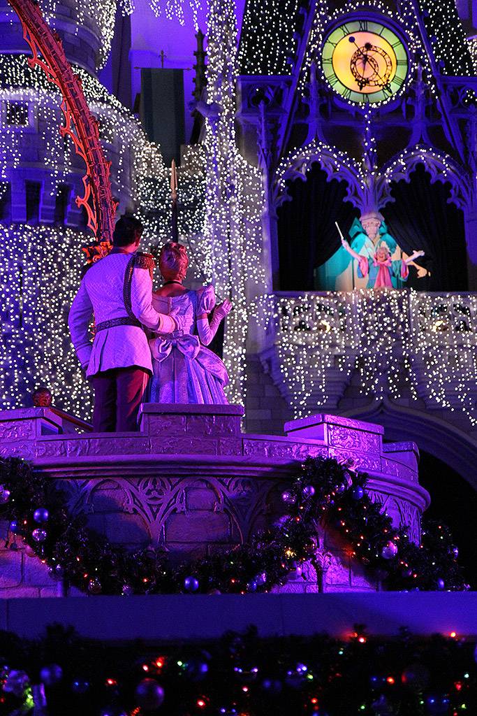 VIDEO - A look at last night's first 2011 performance of the castle dream lights in 'Cinderella's Holiday Wish'