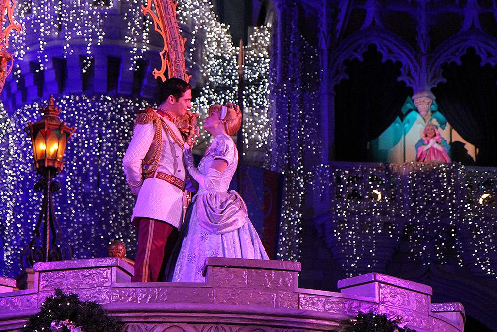 Cinderella's Holiday Wish featuring the Castle Dreamlights starts tonight