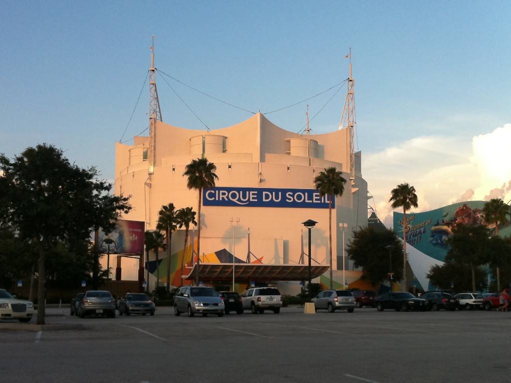 PHOTO - Huge new sign appears on Cirque du Soleil building