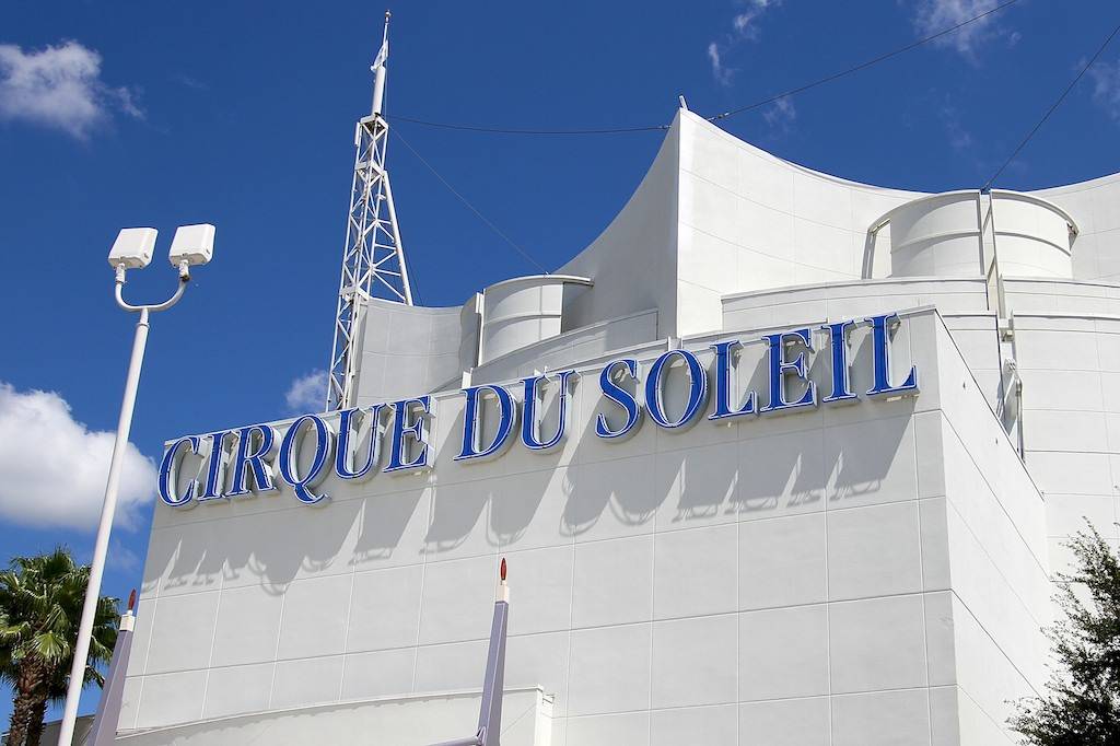 PHOTOS - Original neon signage returns to Cirque du Soleil building