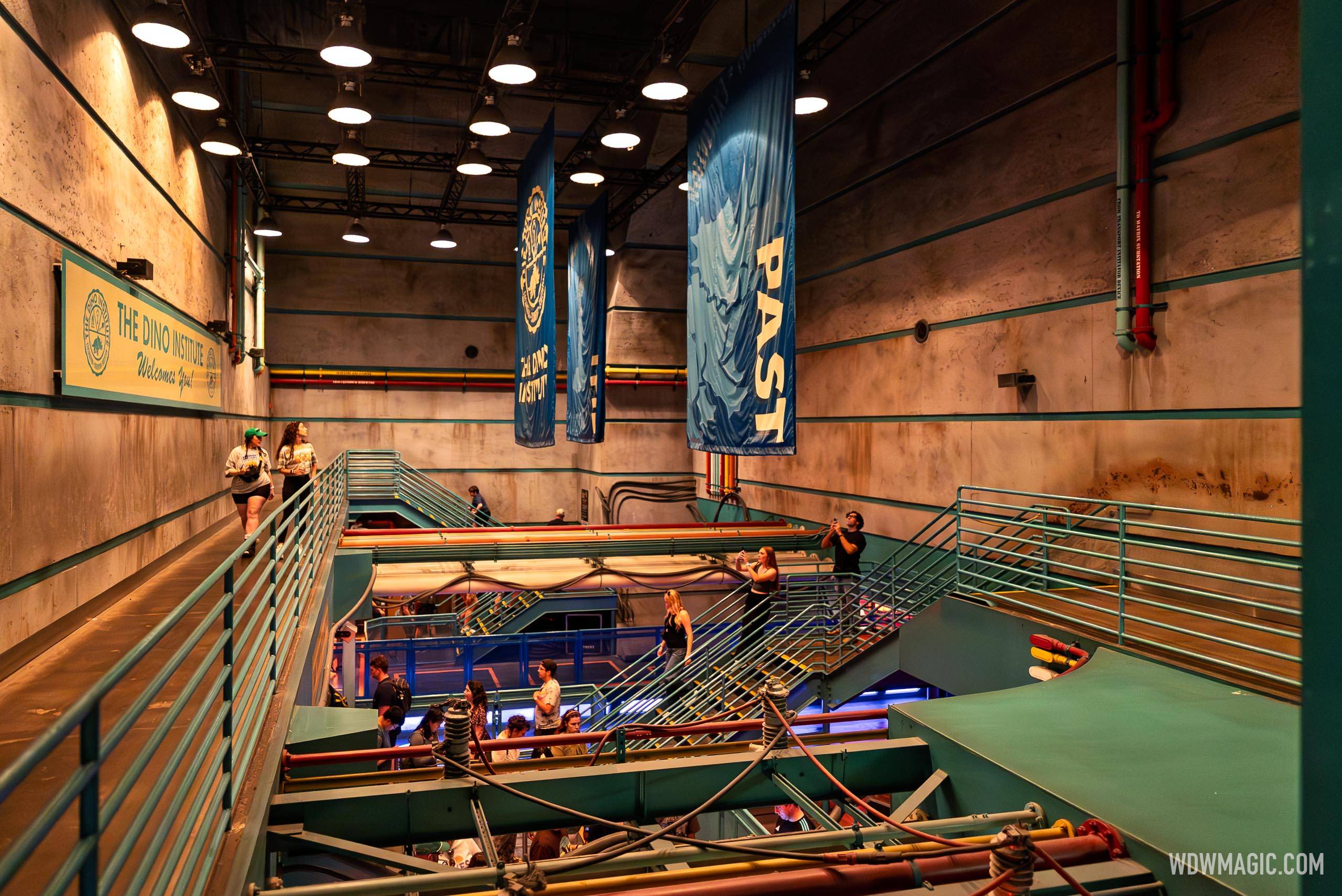 Dinosaur 2026 - Exterior, Queue and Ride