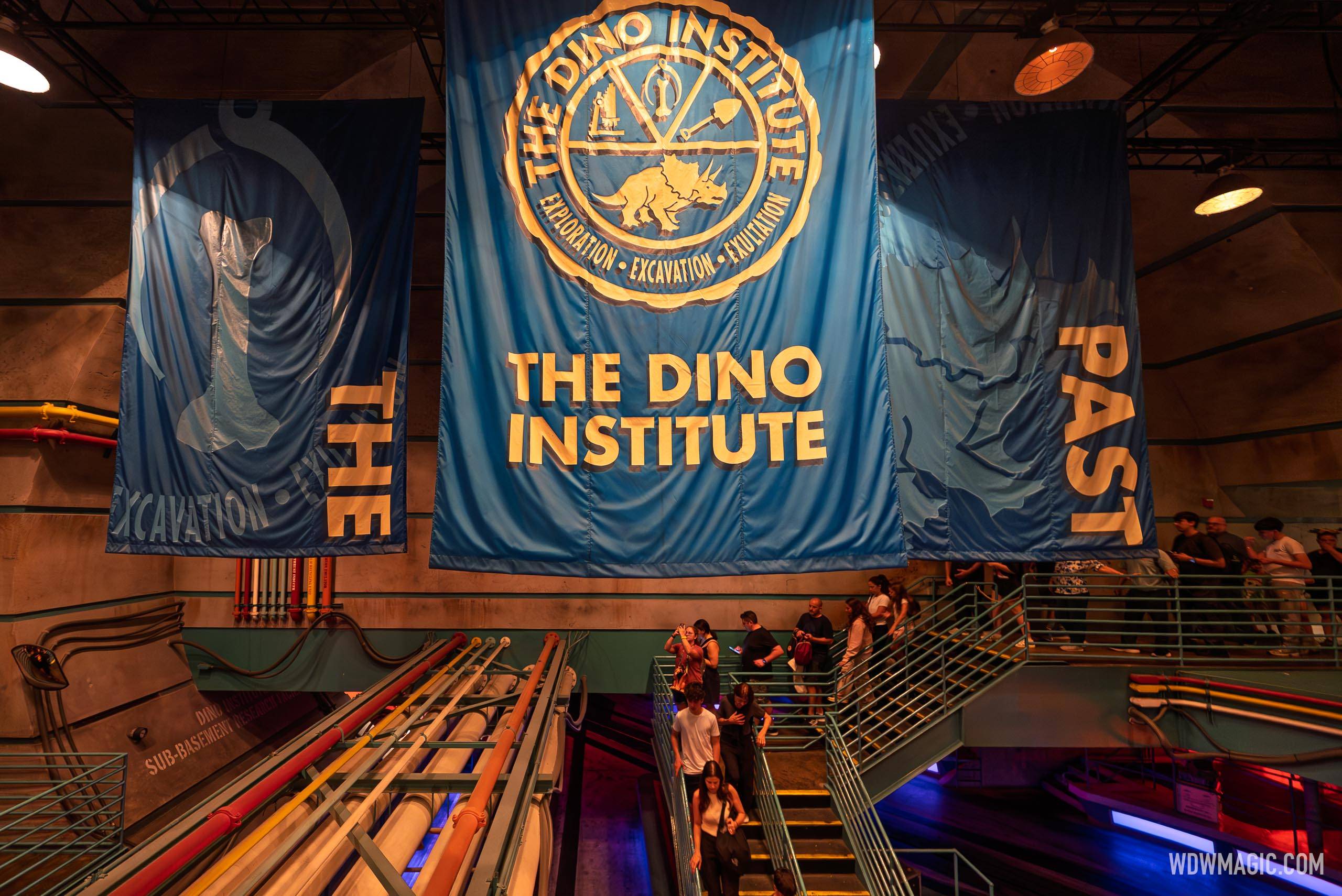 Dinosaur 2026 - Exterior, Queue and Ride