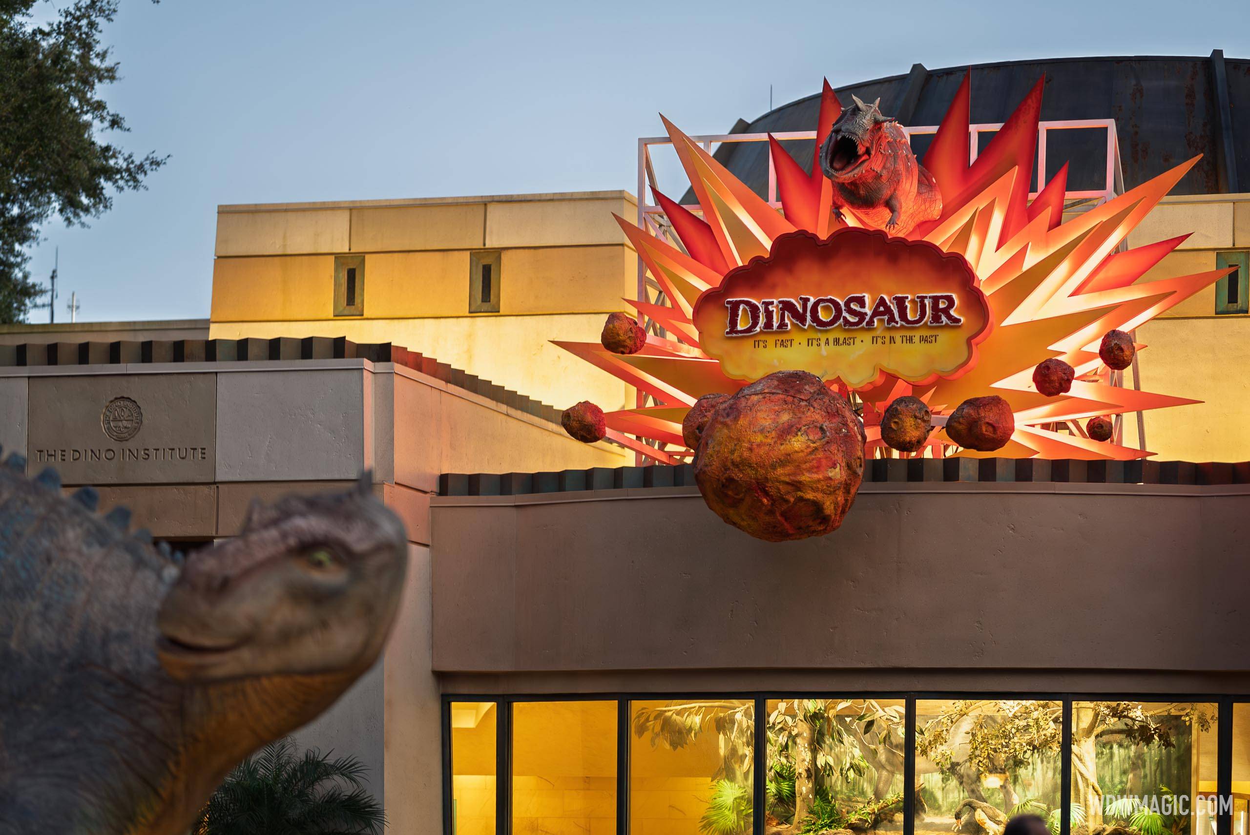 Dinosaur 2026 - Exterior, Queue and Ride