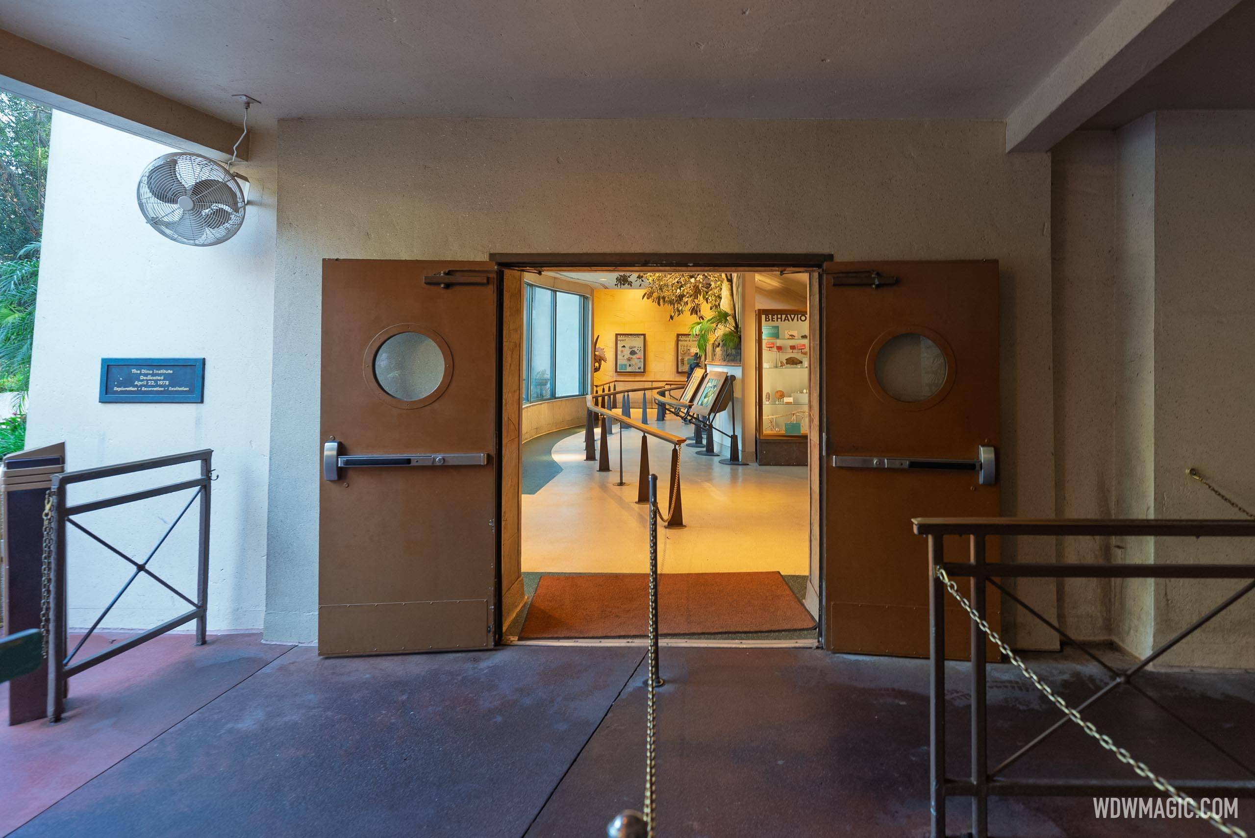 Dinosaur 2026 - Exterior, Queue and Ride