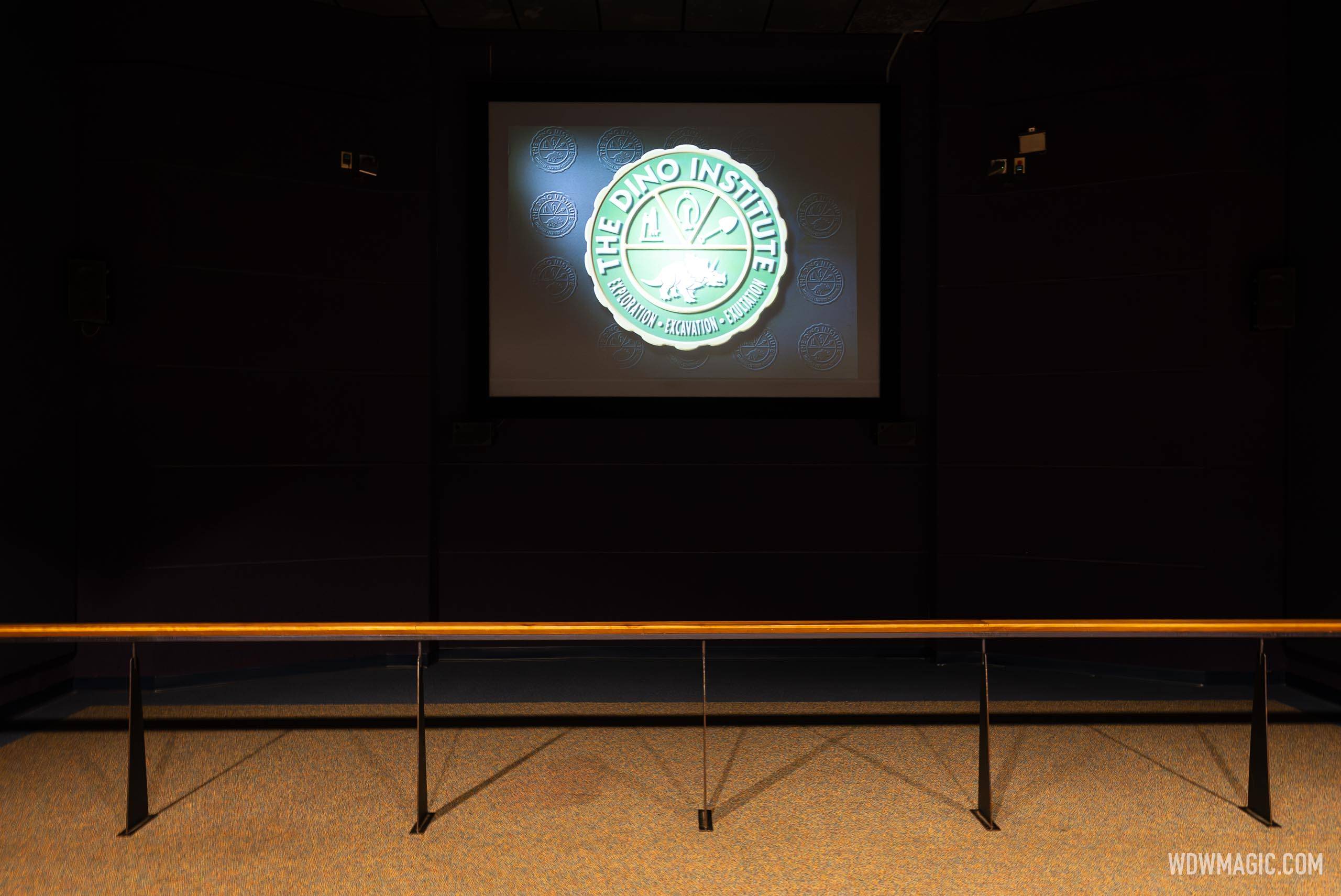 Dinosaur 2026 - Exterior, Queue and Ride