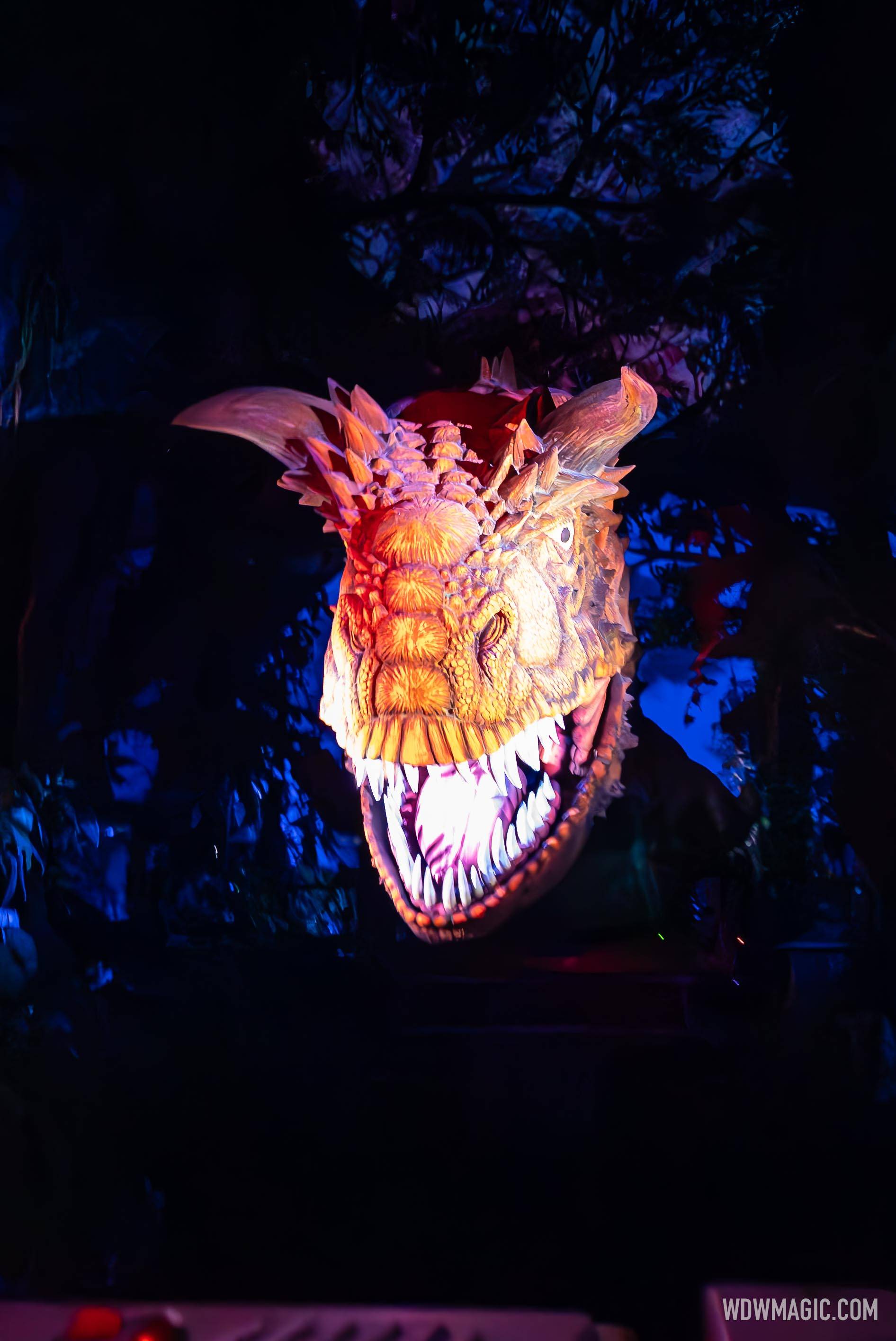 Dinosaur 2026 - Exterior, Queue and Ride