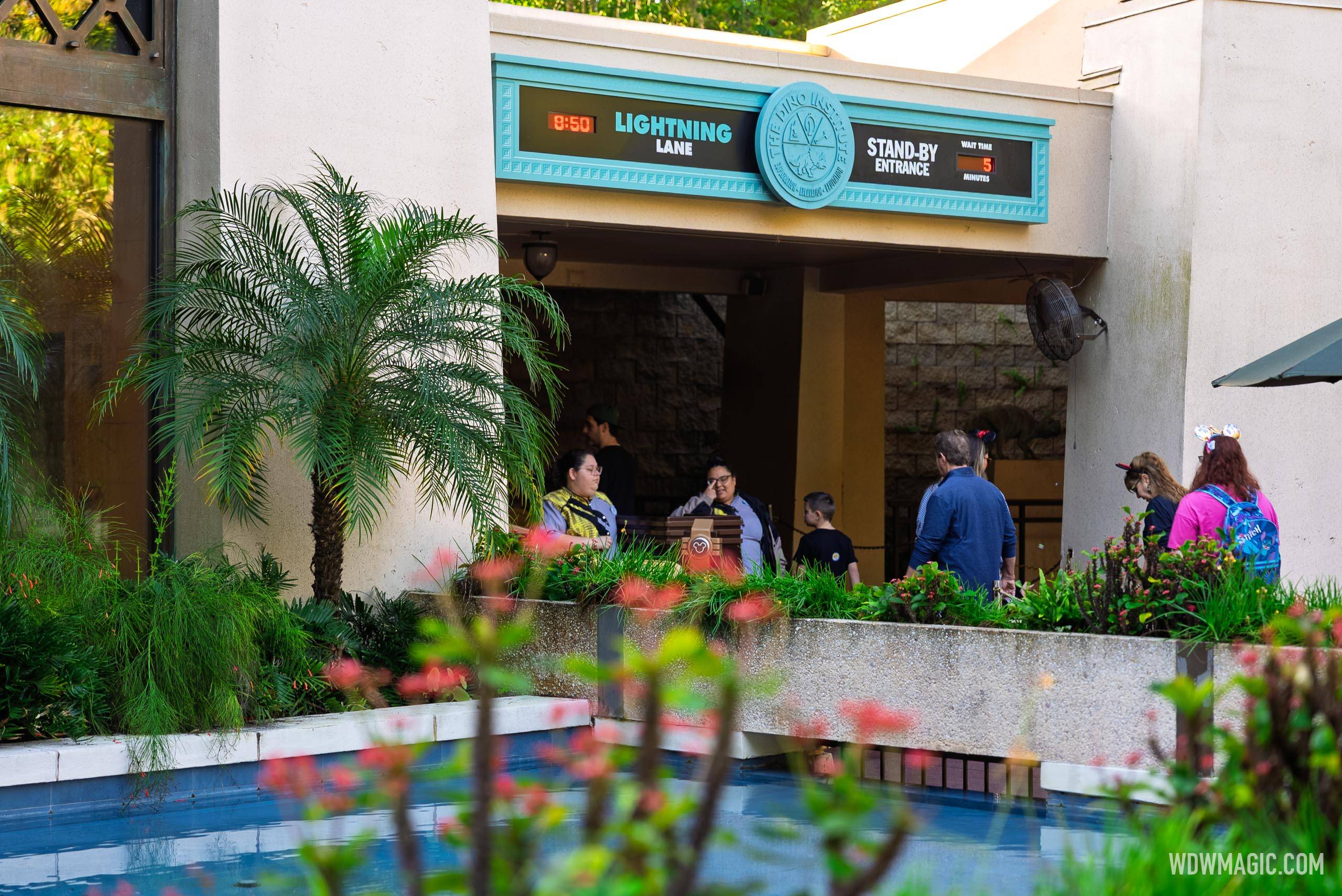 Dinosaur 2026 - Exterior, Queue and Ride