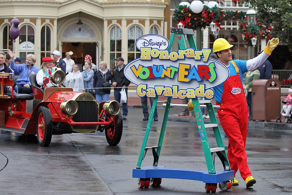 Photos and video from 'Disney's Honorary Voluntears Cavalcade' pre-parade featuring the Muppets