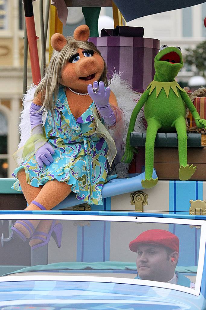 Photos and video from 'Disney's Honorary Voluntears Cavalcade' pre-parade featuring the Muppets