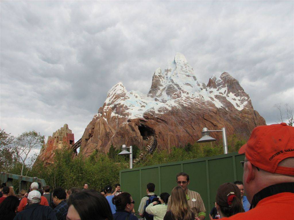 Expedition Everest queue area preview