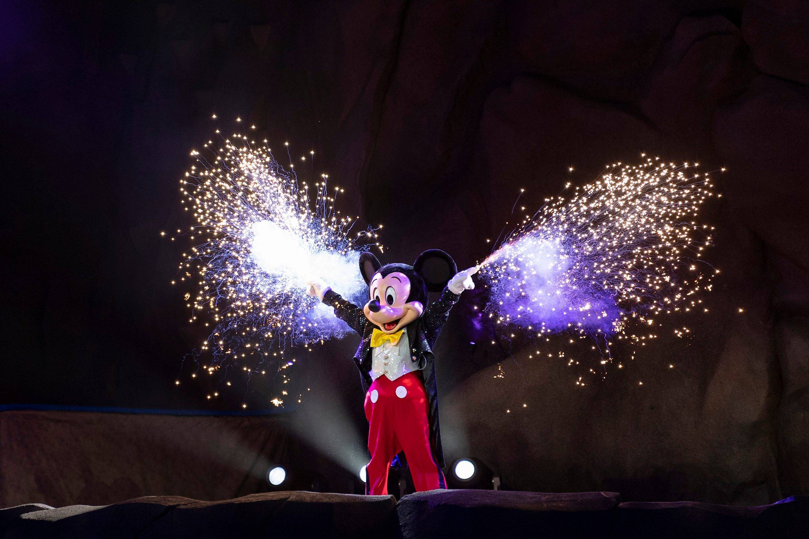 First photos and video of the new 'heroic moments' scene debuting at Disney World's Fantasmic!