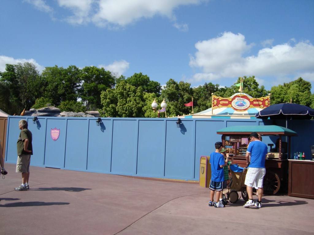 Expansion walls from Village Haus to Toontown Fair