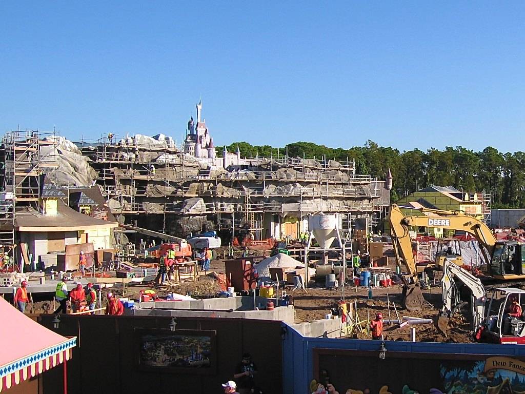 PHOTOS - Fantasyland construction update, skinless tents and snow capped mountains