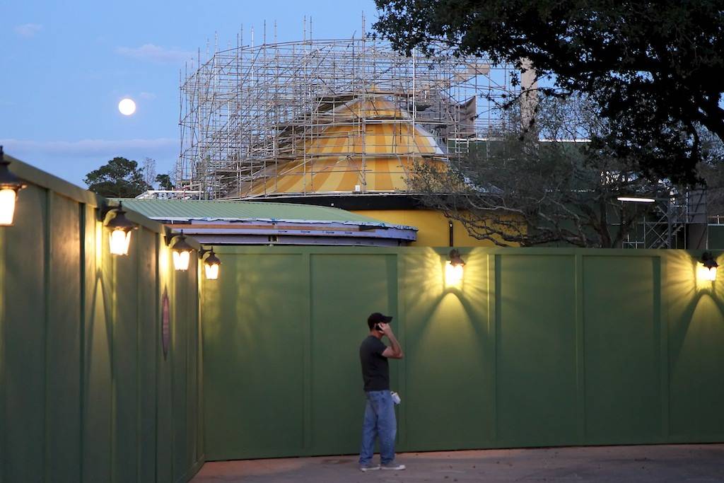 PHOTOS - New Dumbo queue building gets color