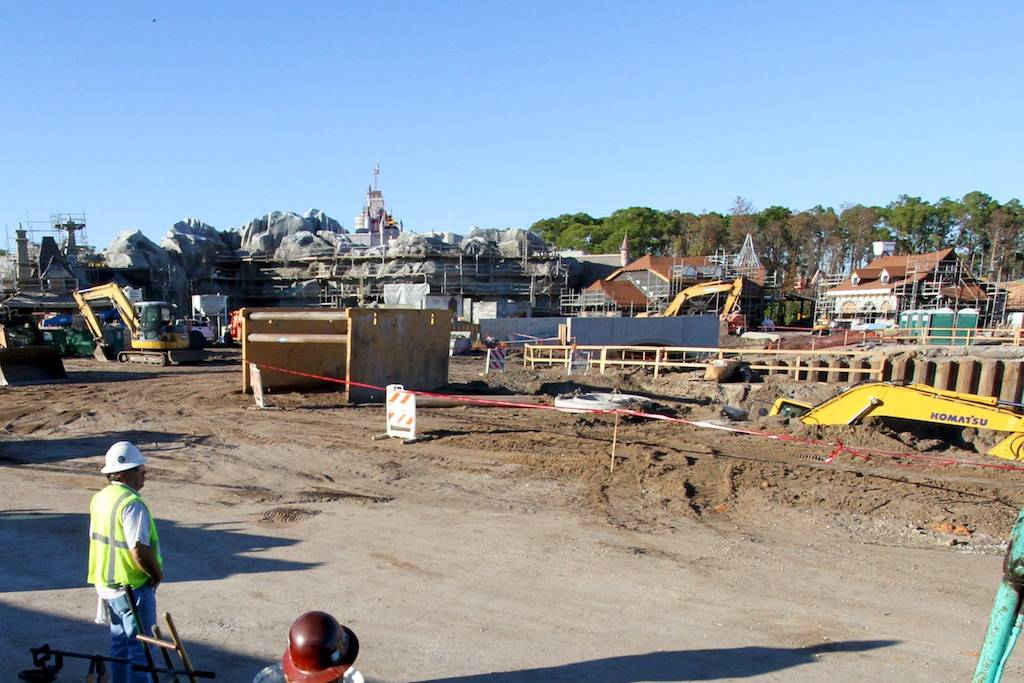 PHOTOS - High resolution close-up pictures of the newly installed Dumbo in Storybook Circus