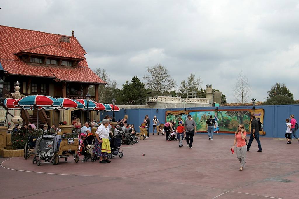 PHOTOS - A close-up look at the first section of the new Fantasyland castle wall