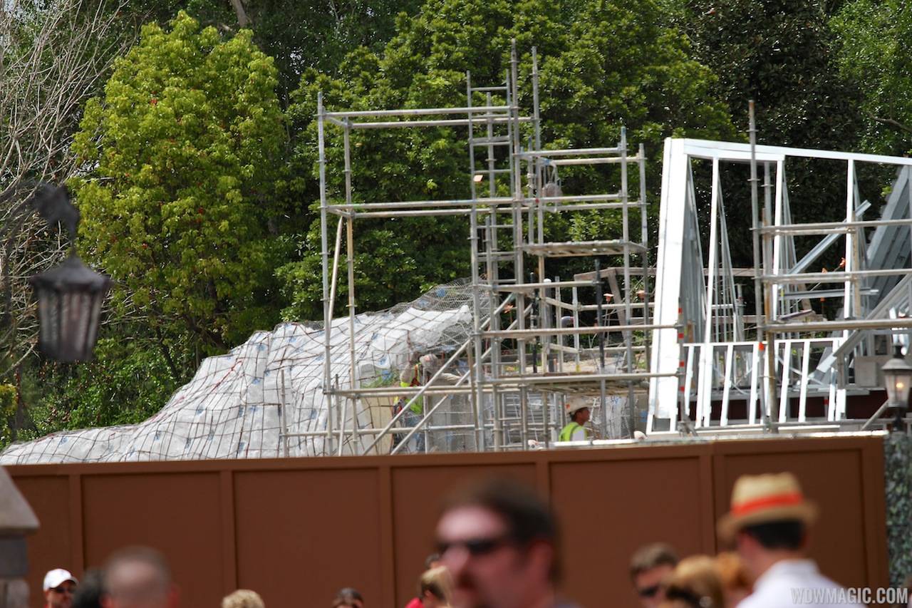 PHOTOS - Updated look at the new Fantasyland restroom construction
