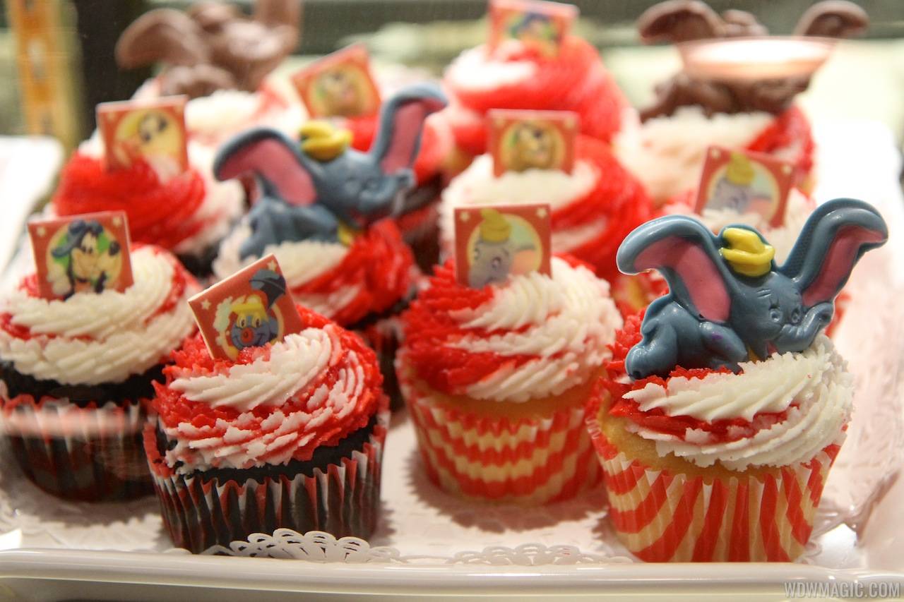 Big Top Souvenirs opening day - exclusive cupcakes