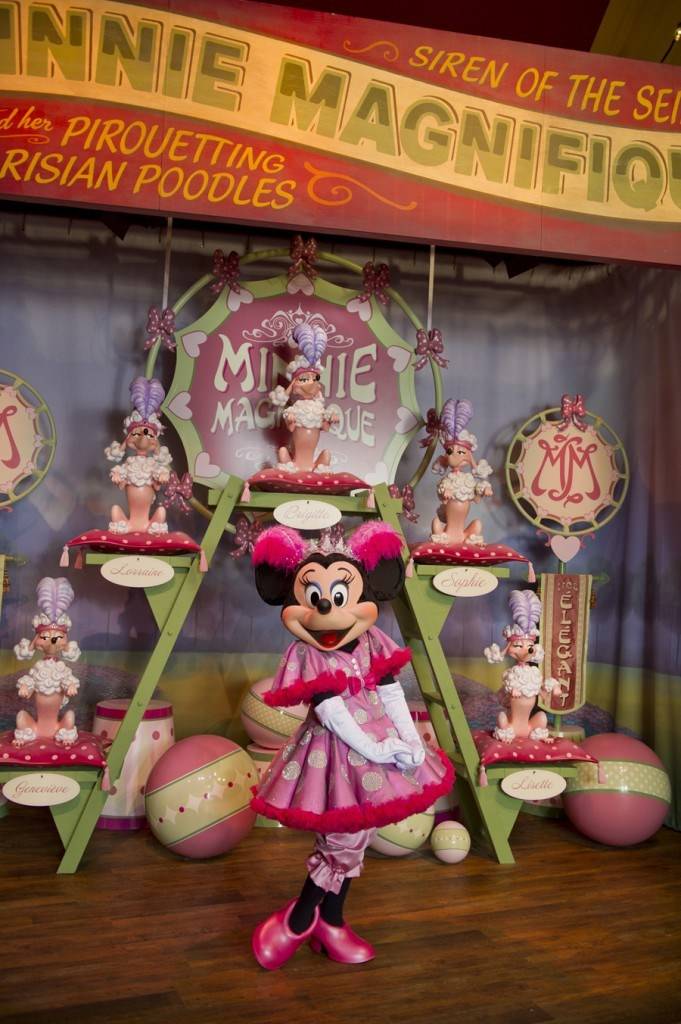 Inside Pete's Silly Sideshow - Minnie Magnifique
