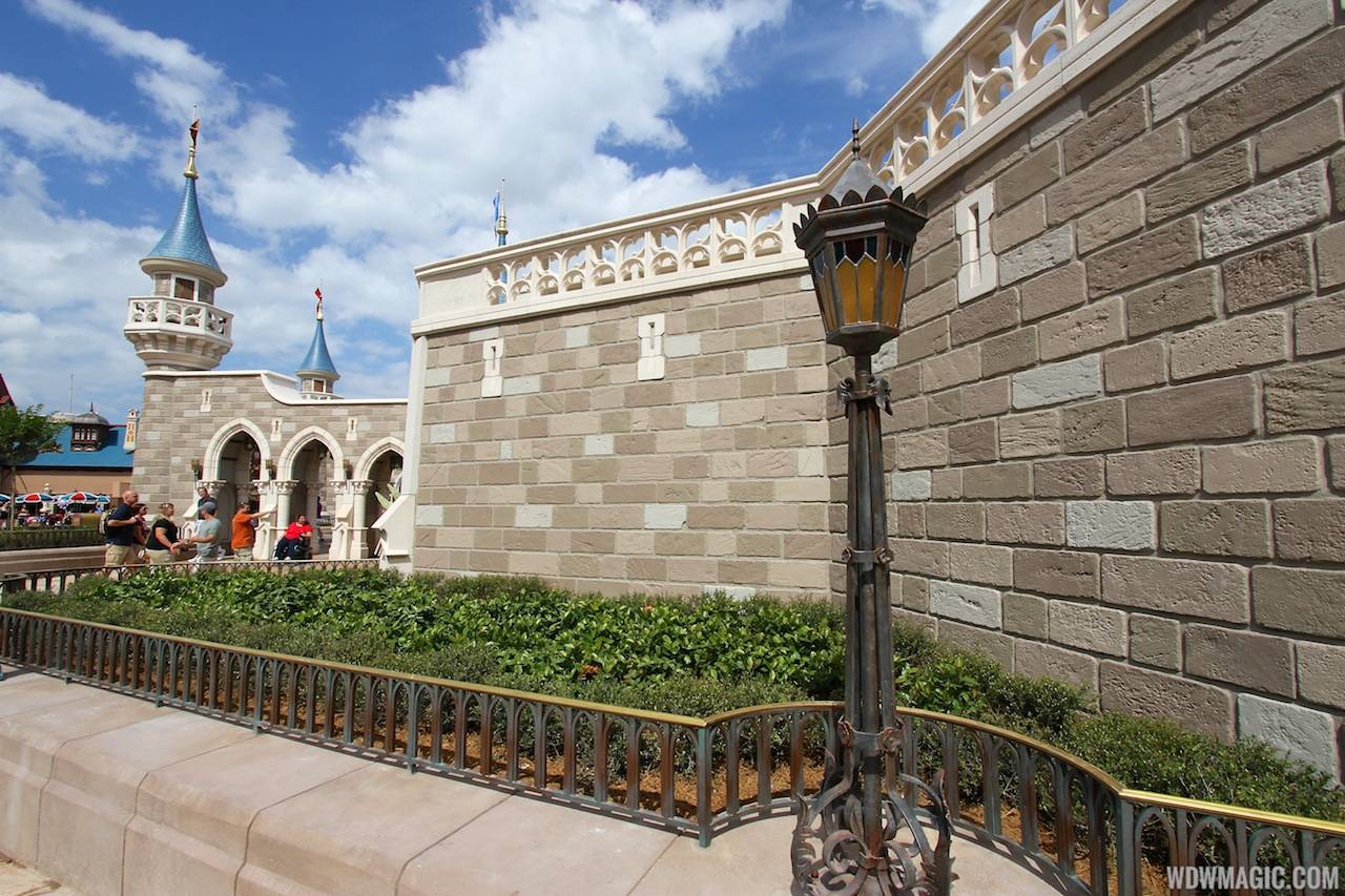 PHOTOS - Construction walls removed around the second set of castle walls in the new Fantasyland