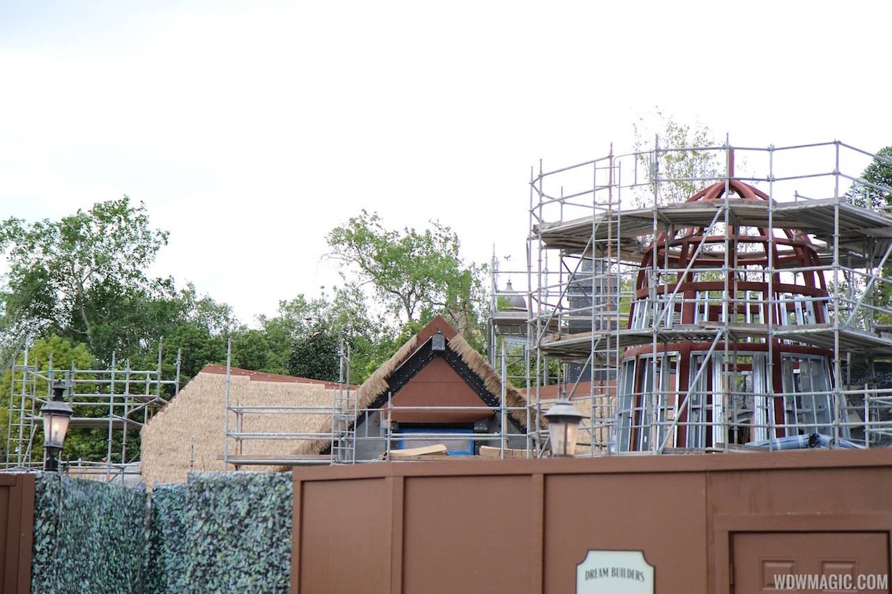 PHOTOS - Thatch roofing going into new Fantasyland restroom area