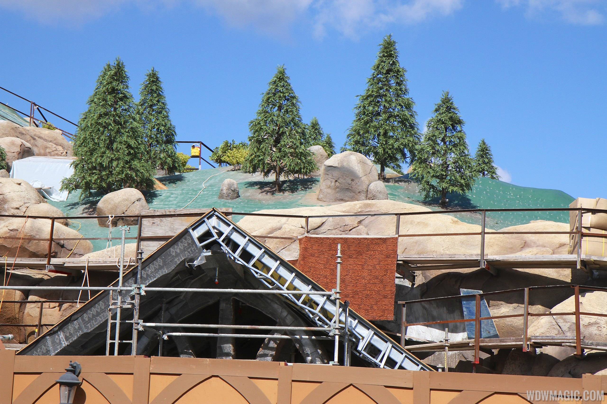 PHOTOS - Greenery and trees arrive at the Seven Dwarfs Mine Train
