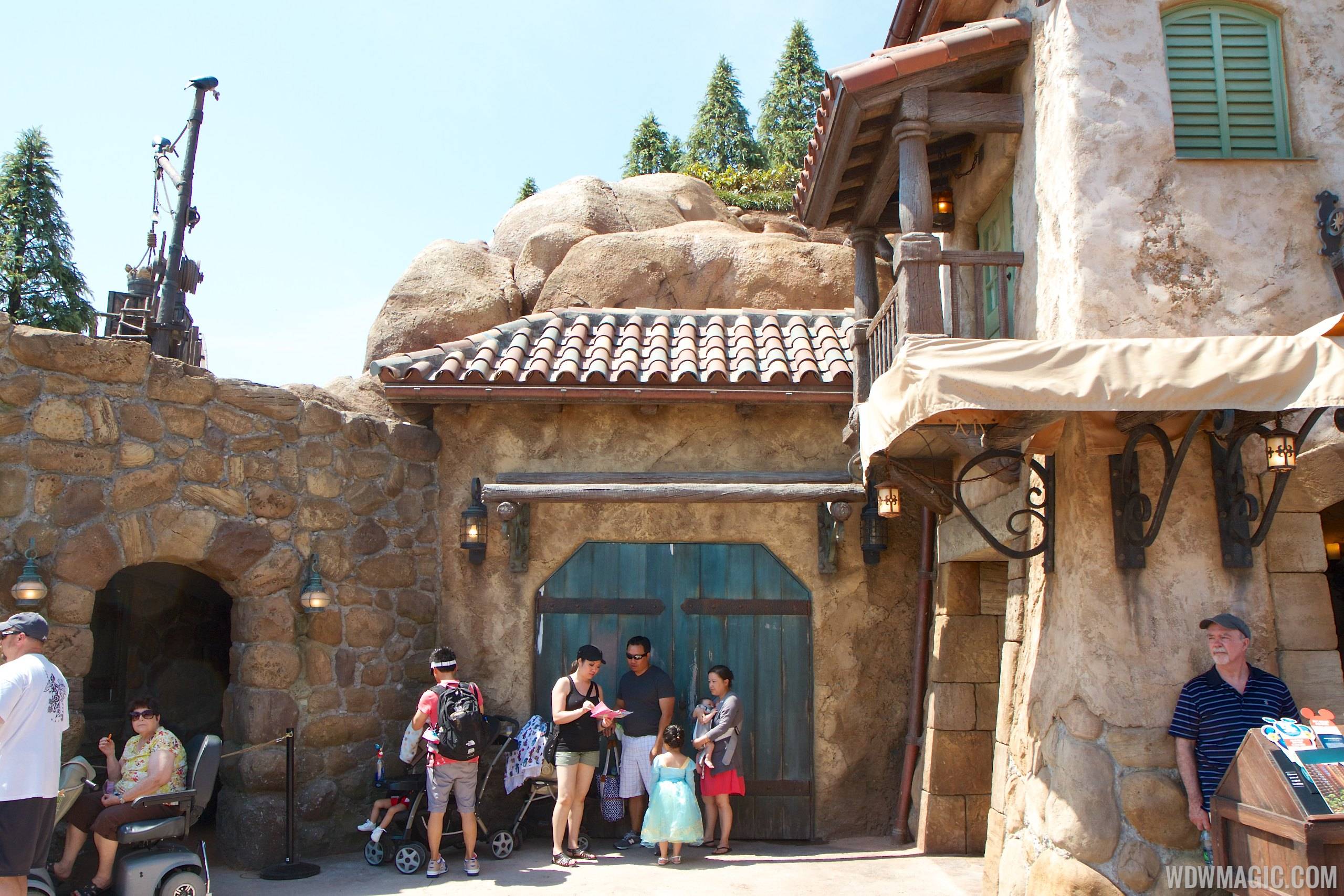 PHOTOS - The very last construction wall now down at Seven Dwarfs Mine Train