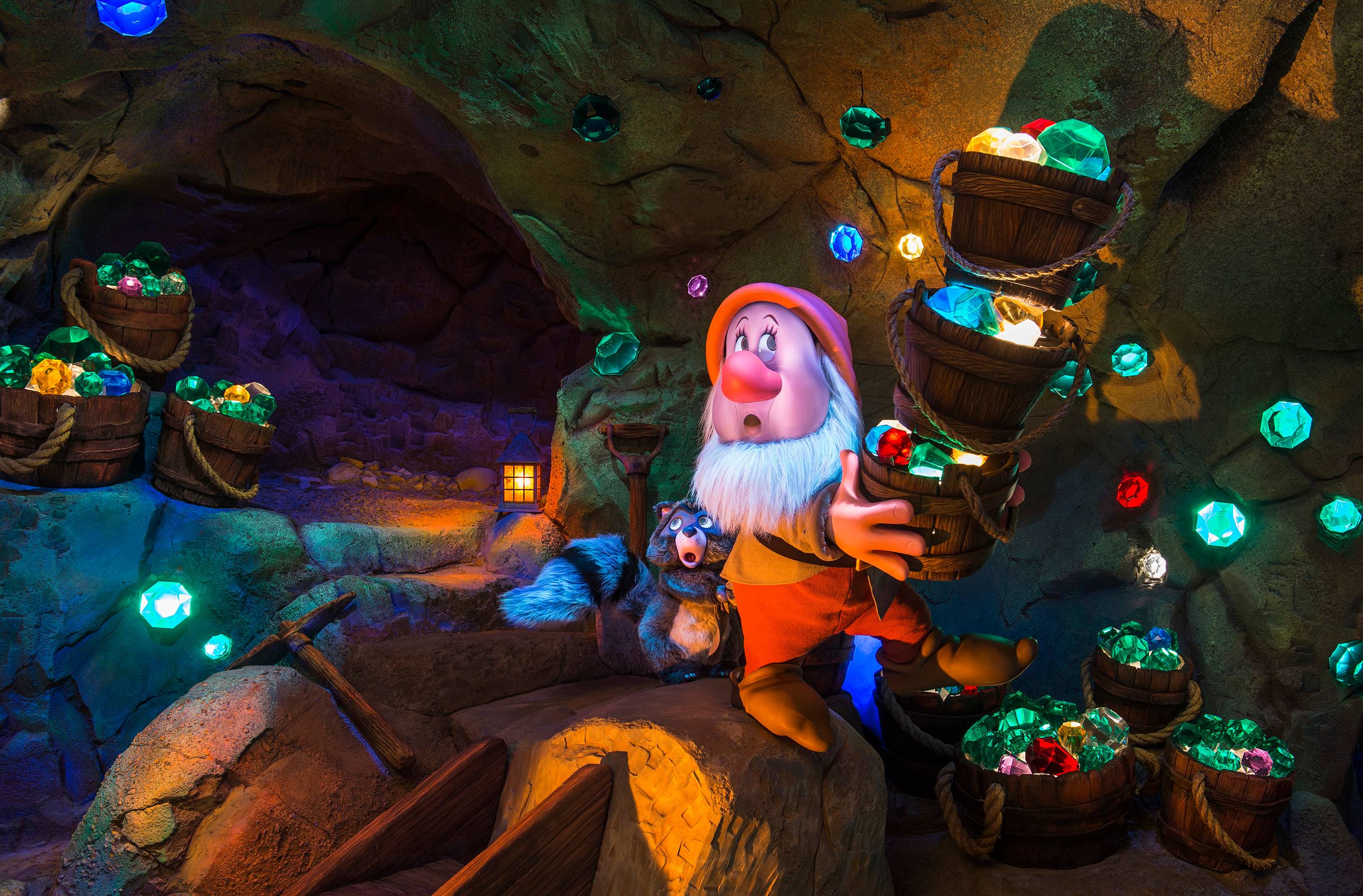 PHOTOS - Close-up look at the Seven Dwarfs Mine Train animatronics and show scenes