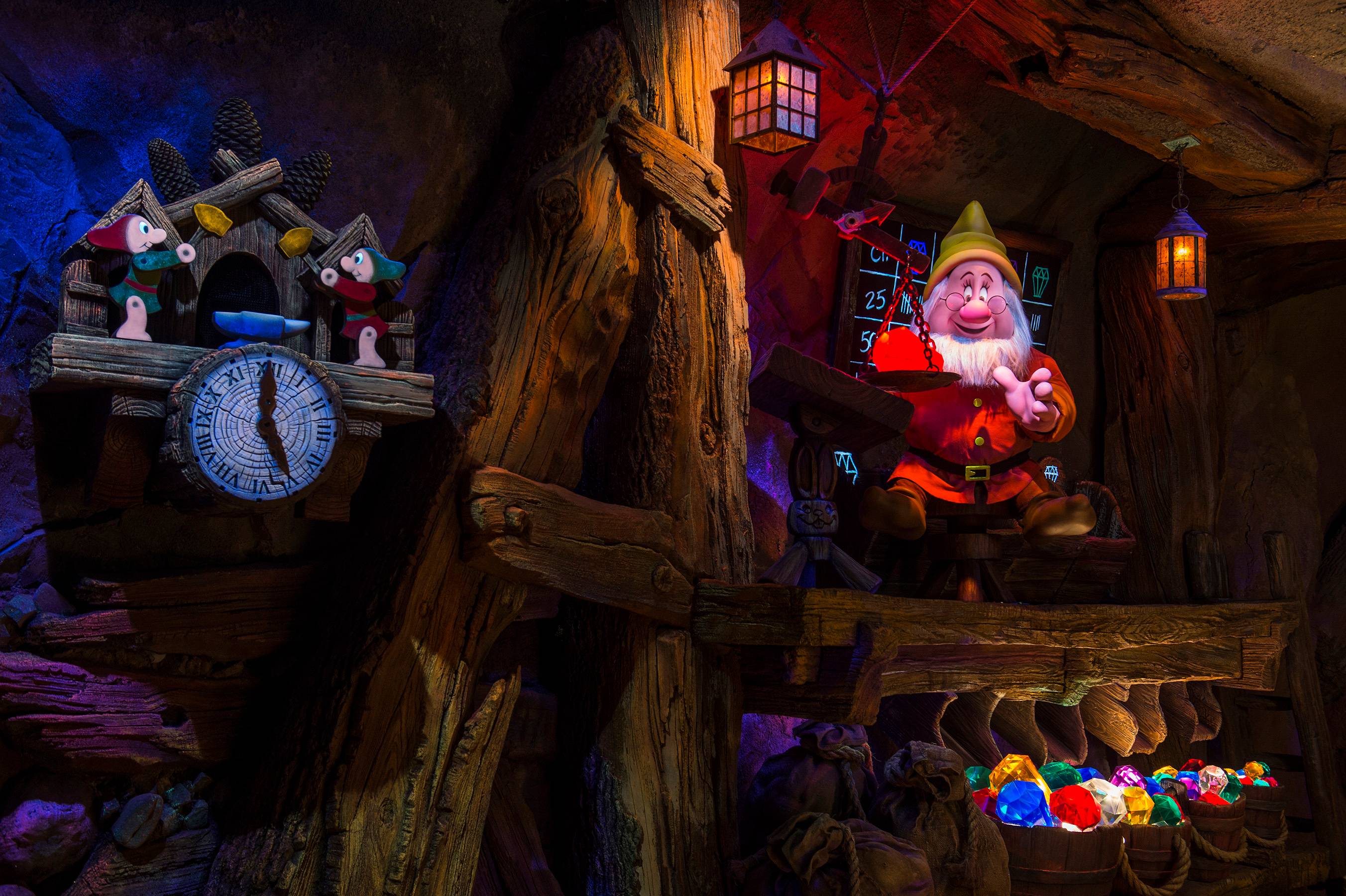 PHOTOS - Close-up look at the Seven Dwarfs Mine Train animatronics and show scenes