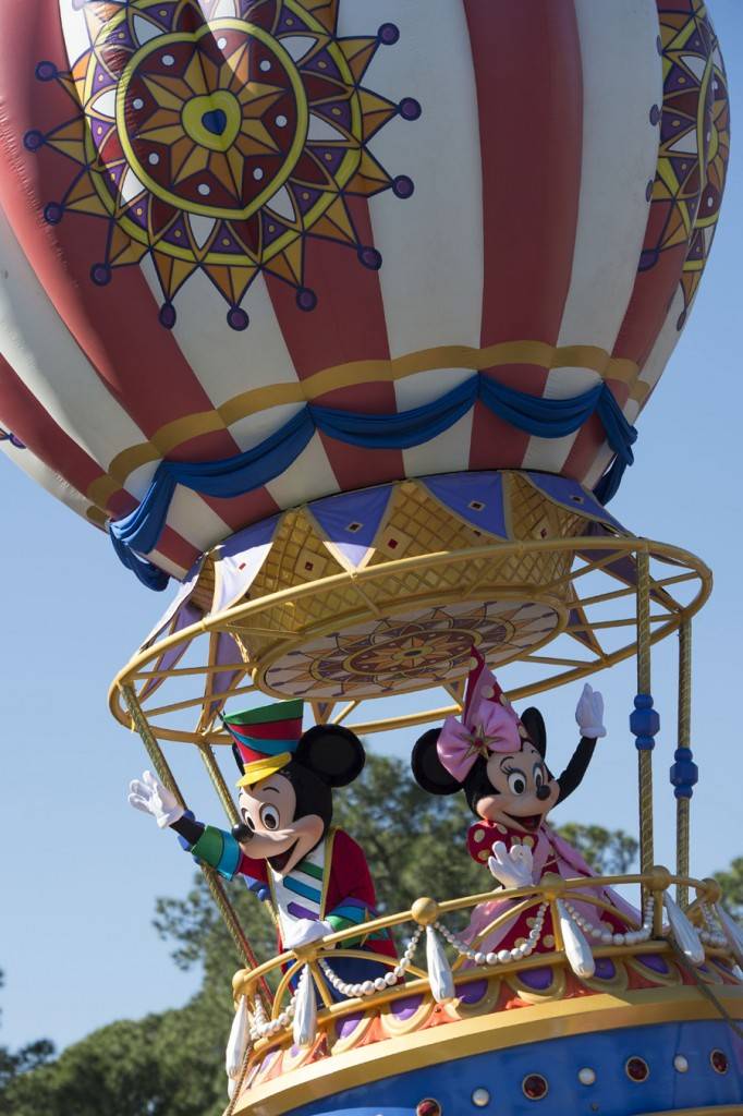 PHOTOS - New photos from 'Disney Festival of Fantasy Parade' rehearsals give a preview of Mickey and Minnie's costumes